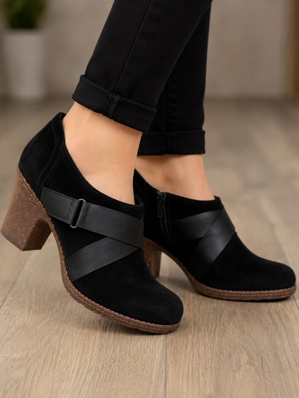 Clarks Sashlin Fiona Modern Boho Minimalist Block Heel Comfort Shootie Heel 6.5M